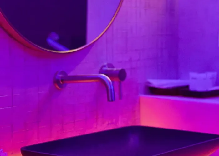 Clockworkorange Luxury 4-minutes Away To Airport Apartment