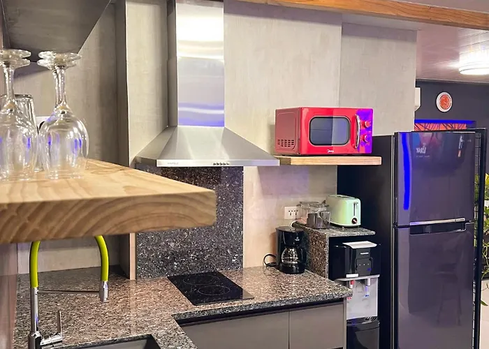 Clockworkorange Luxury 4-minutes Away To Airport Apartment