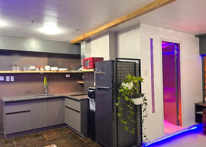 Clockworkorange Luxury 4-minutes Away To Airport Apartment *