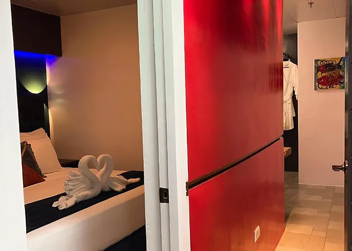 Clockworkorange Luxury 4-minutes Away To Airport Apartment *